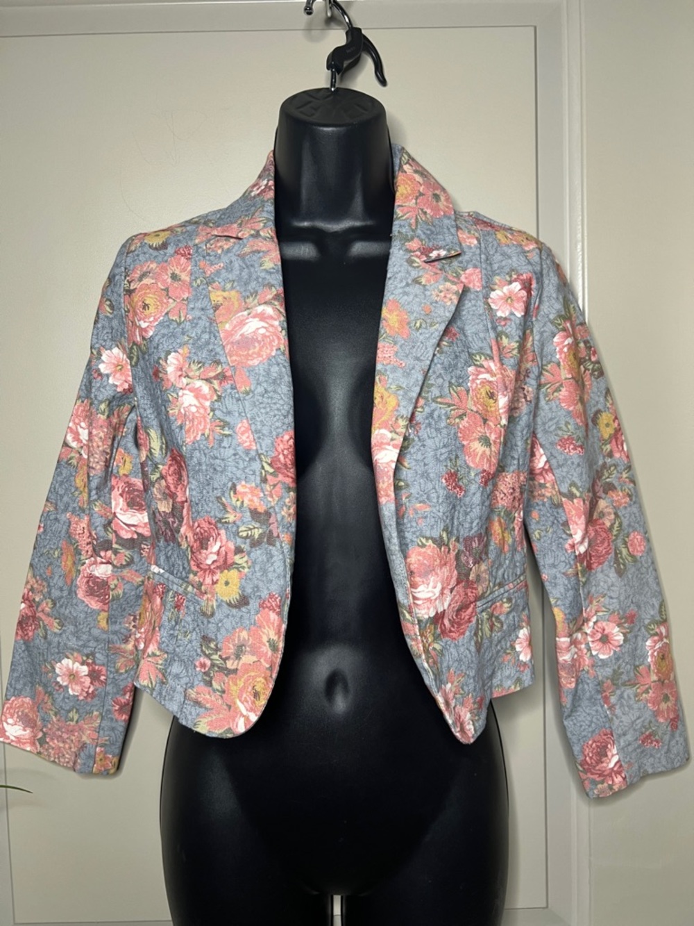 Floral Cropped Blazer Jacket in Gray and Pink